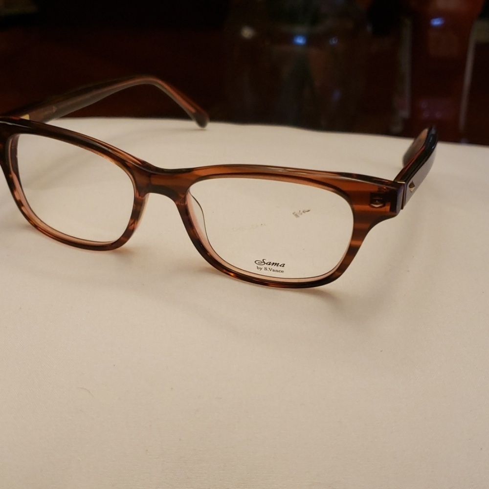 20/20 SALE! New Sama Boutique Frame